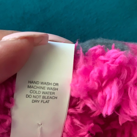 NWT Kids fuzzy polka dot Slippers with pom pom - Picture 5 of 6